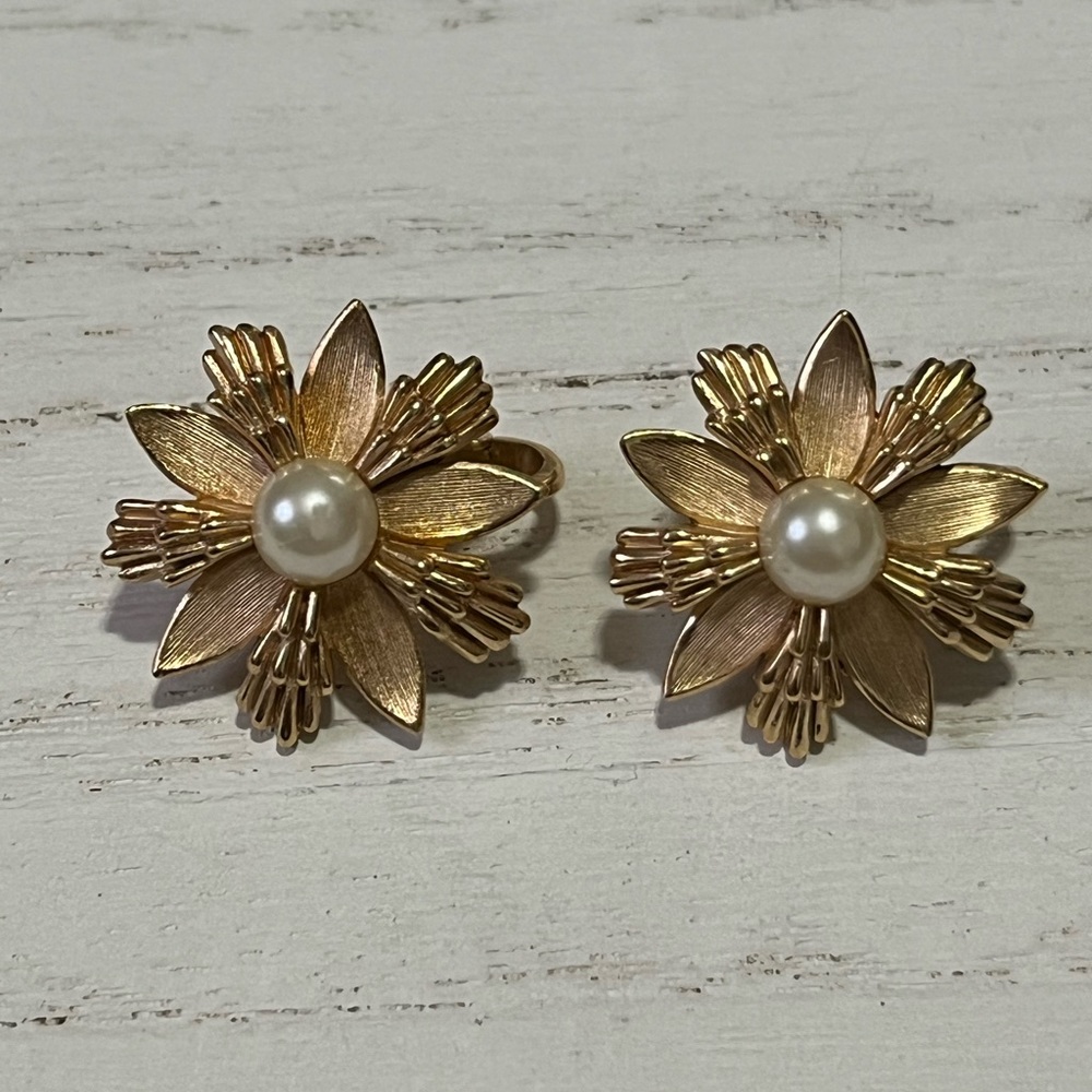 Vintage Crown Trifari Gold Tone Flowers Faux Pearl Clip Earrings